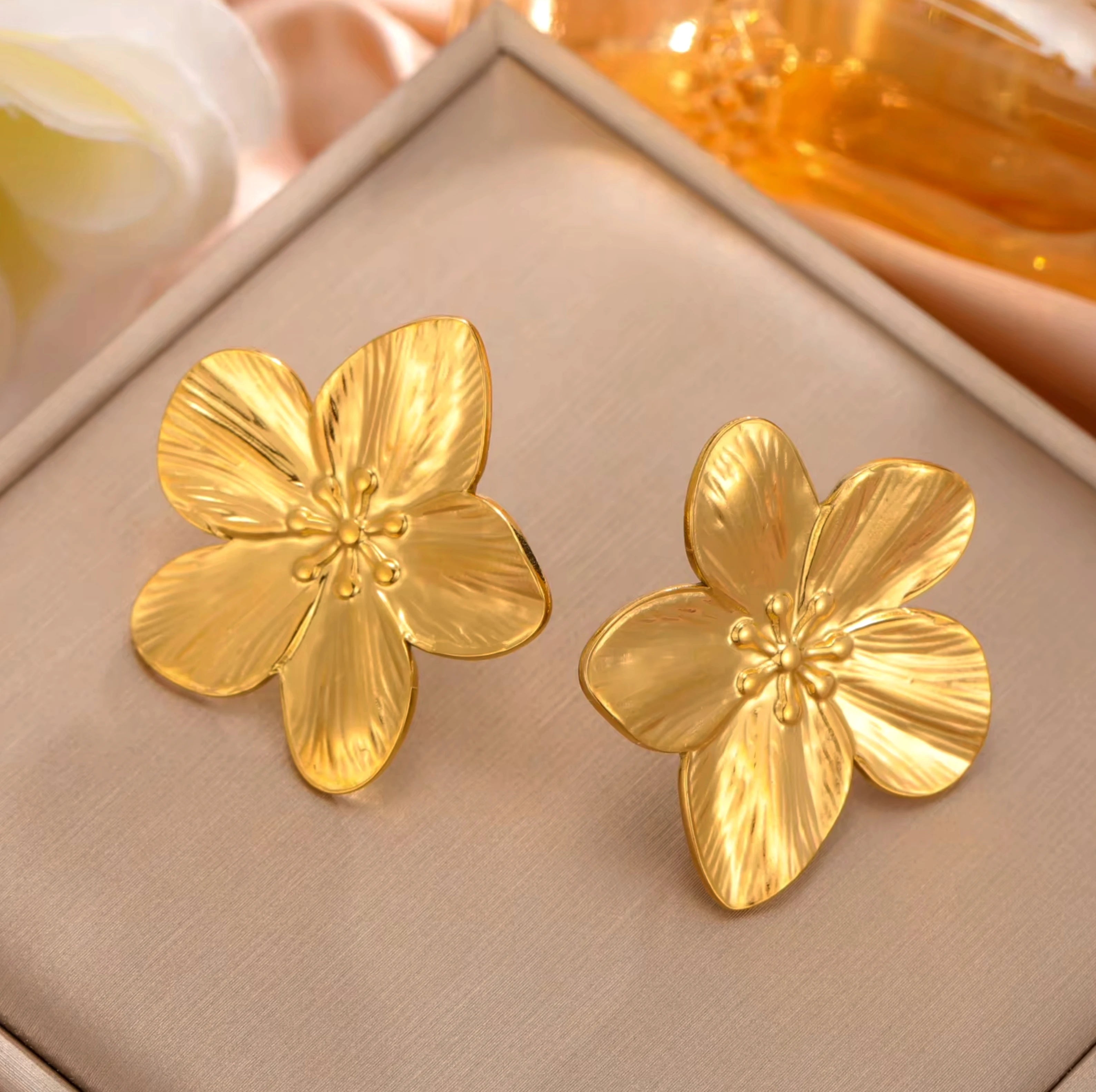 Pendientes Unift Vintage con diseño de flores para mujer: joyas bohemias de acero inoxidable chapado en oro de 14 quilates.
