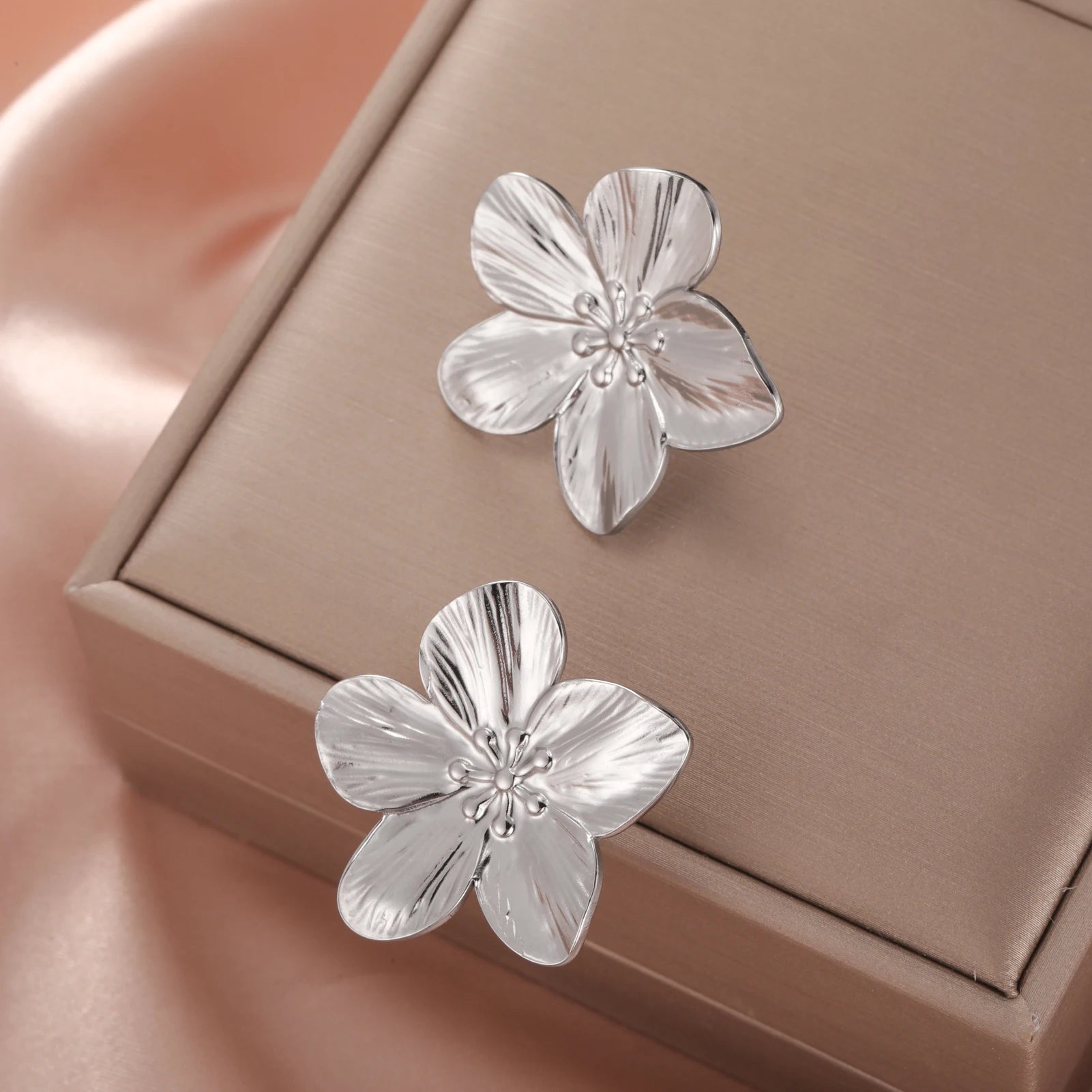 Pendientes Unift Vintage con diseño de flores para mujer: joyas bohemias de acero inoxidable chapado en oro de 14 quilates.