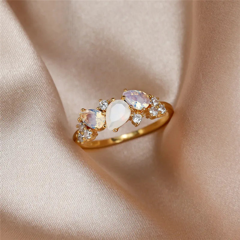 Bague vintage en pierre de lune blanche et cristal – Bijou de mariage et de fiançailles couleur or pour femme