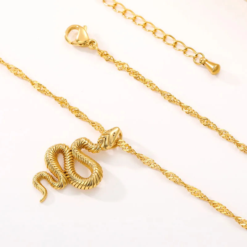 Collier pendentif serpent gothique – Ras-de-cou en acier inoxydable doré pour femme