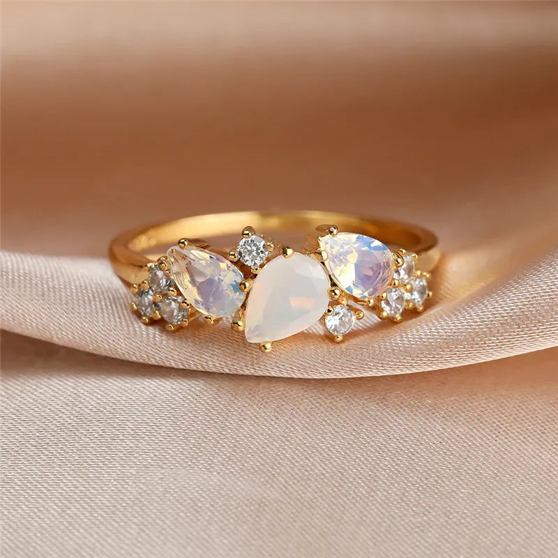 Bague vintage en pierre de lune blanche et cristal – Bijou de mariage et de fiançailles couleur or pour femme