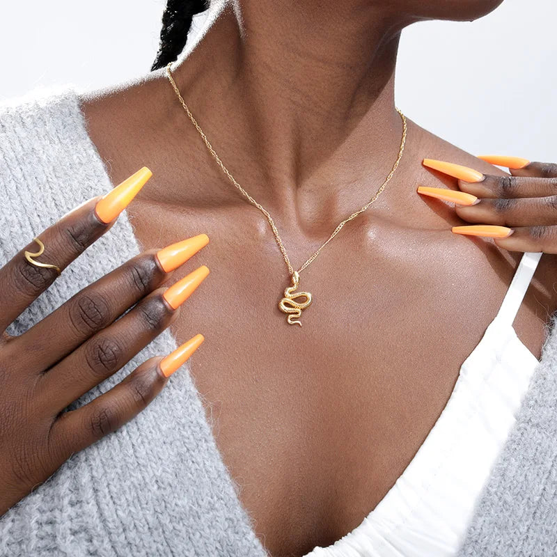 Collier pendentif serpent gothique – Ras-de-cou en acier inoxydable doré pour femme