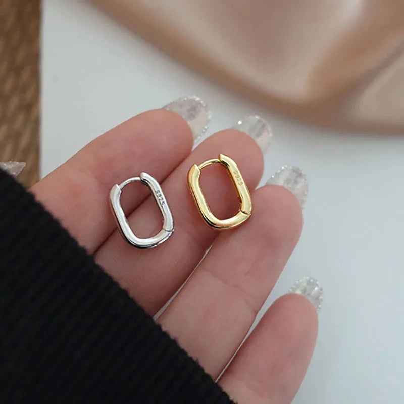 Pendientes de botón circulares en forma de U de plata: joyería vintage geométrica hecha a mano para novias y mujeres.
