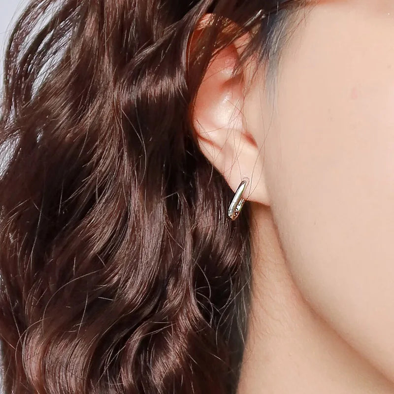 Pendientes de botón circulares en forma de U de plata: joyería vintage geométrica hecha a mano para novias y mujeres.