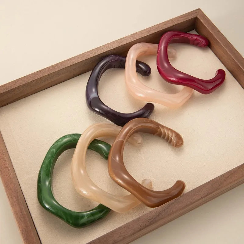 Bracelet manchette irrégulier en acrylique multicolore tendance – Bracelet ouvert géométrique pour femme