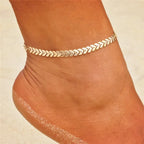 Elegante tobillera boho con perlas y dije de concha: perfecta para la playa, bodas y estilo diario.