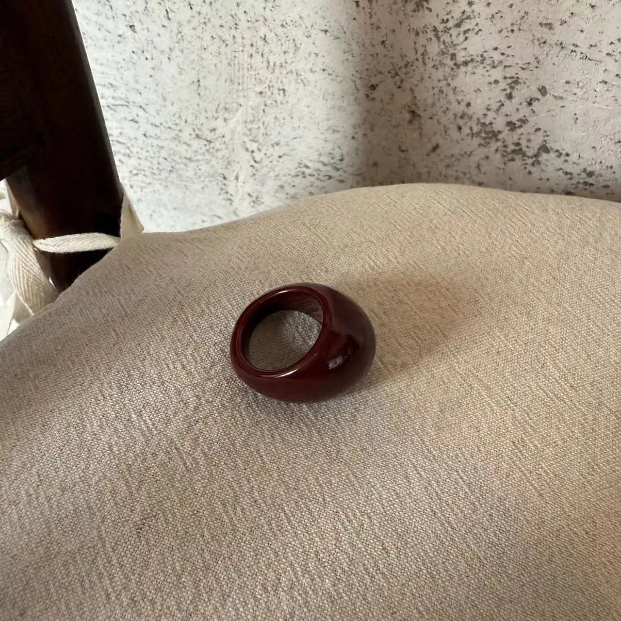 Bague géométrique en acrylique aux couleurs acidulées pour femme – Bague tendance en résine, bijou de soirée léger et élégant