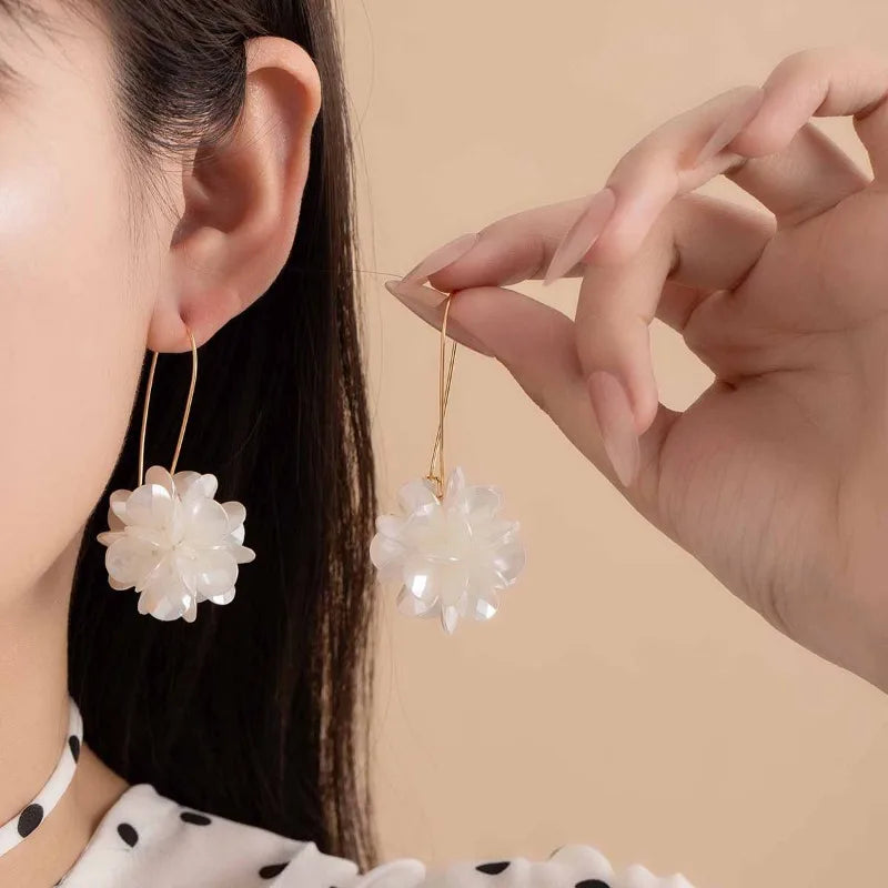 Boucles d'oreilles pendantes en forme de boule de pétales de perles – Boucles d'oreilles longues géométriques à fleurs pour femmes