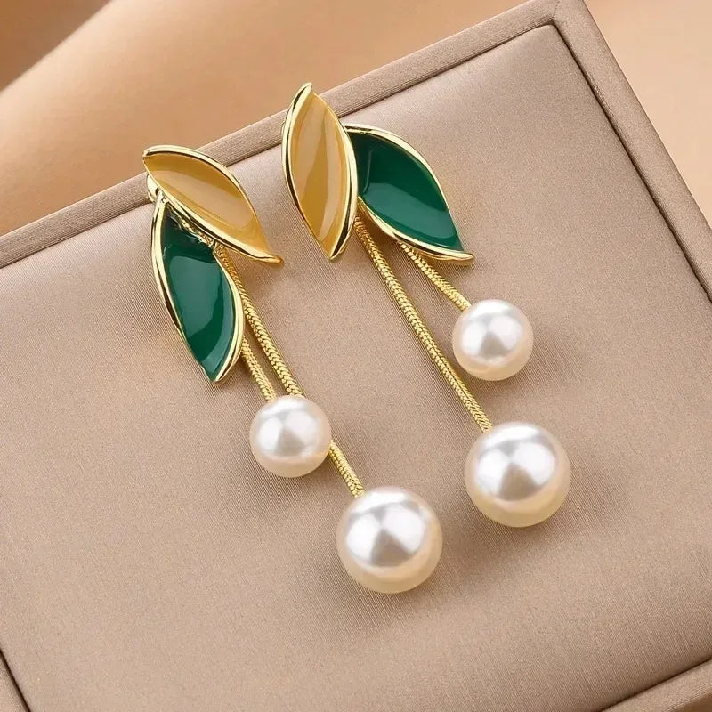 Boucles d'oreilles pendantes en forme de boule de pétales de perles – Boucles d'oreilles longues géométriques à fleurs pour femmes