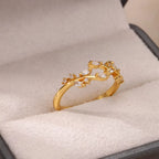Bague ouverte géométrique ELARIAH plaquée or 18 carats et zircon – Alliance ajustable en acier inoxydable pour femmes, idéale pour les mariages et les fêtes.
