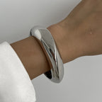 Brazalete ancho Elariah Bold Irregular de oro: pulsera geométrica brillante y llamativa (6 cm)