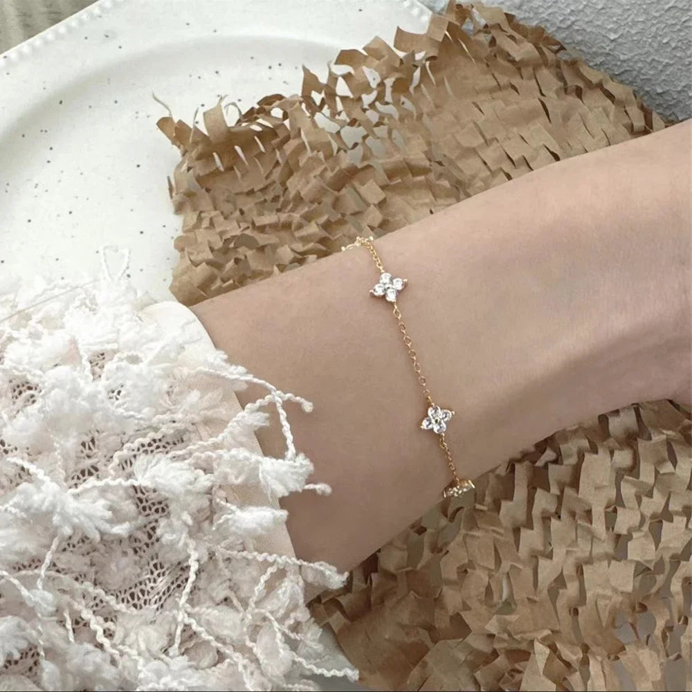 Collier trèfle à quatre feuilles plaqué or 18 carats pour femme – Acier inoxydable avec détails en zircone | Cadeau bijou de luxe