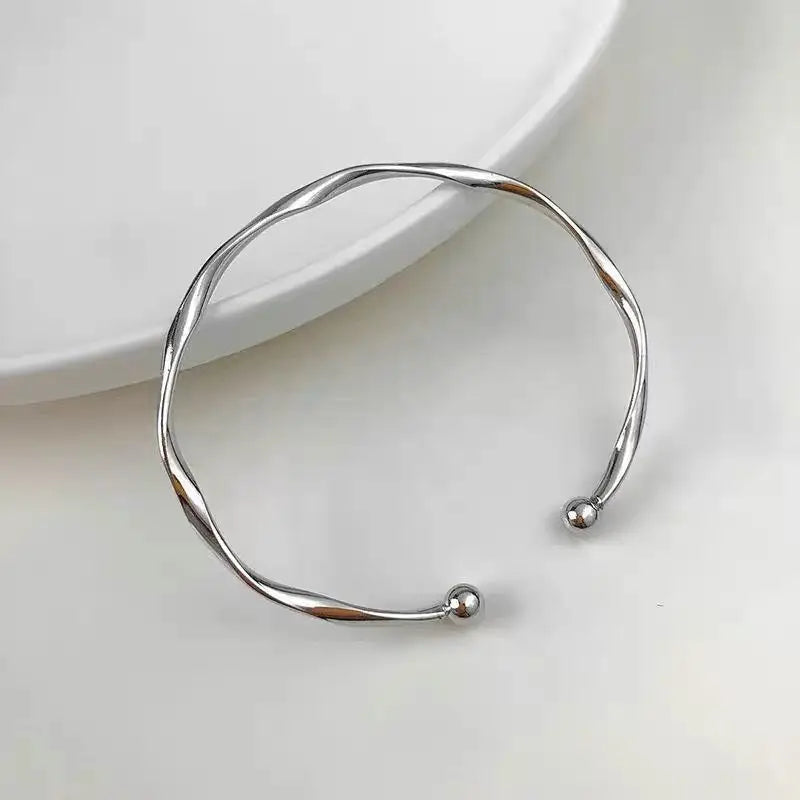 Bracelet manchette torsadé géométrique tendance pour le bras – Bracelet ajustable en forme de goutte d'eau pour femme