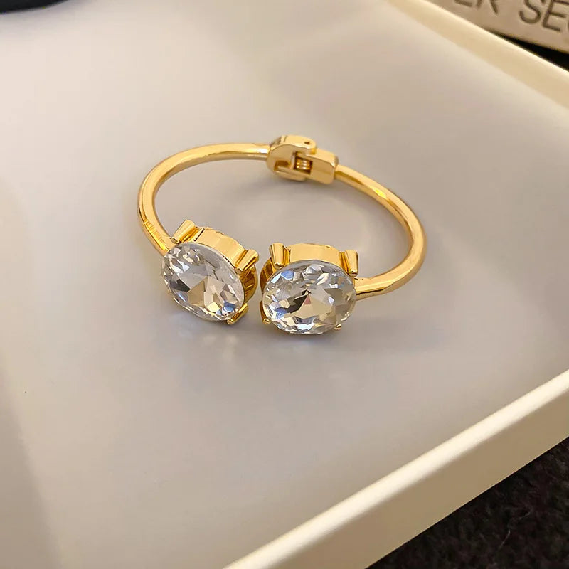 Bracelet manchette ouvert rond en zircon plaqué or pour femme – Bracelet jonc orné de strass, ajustable, bijou idéal pour les fêtes et les mariages