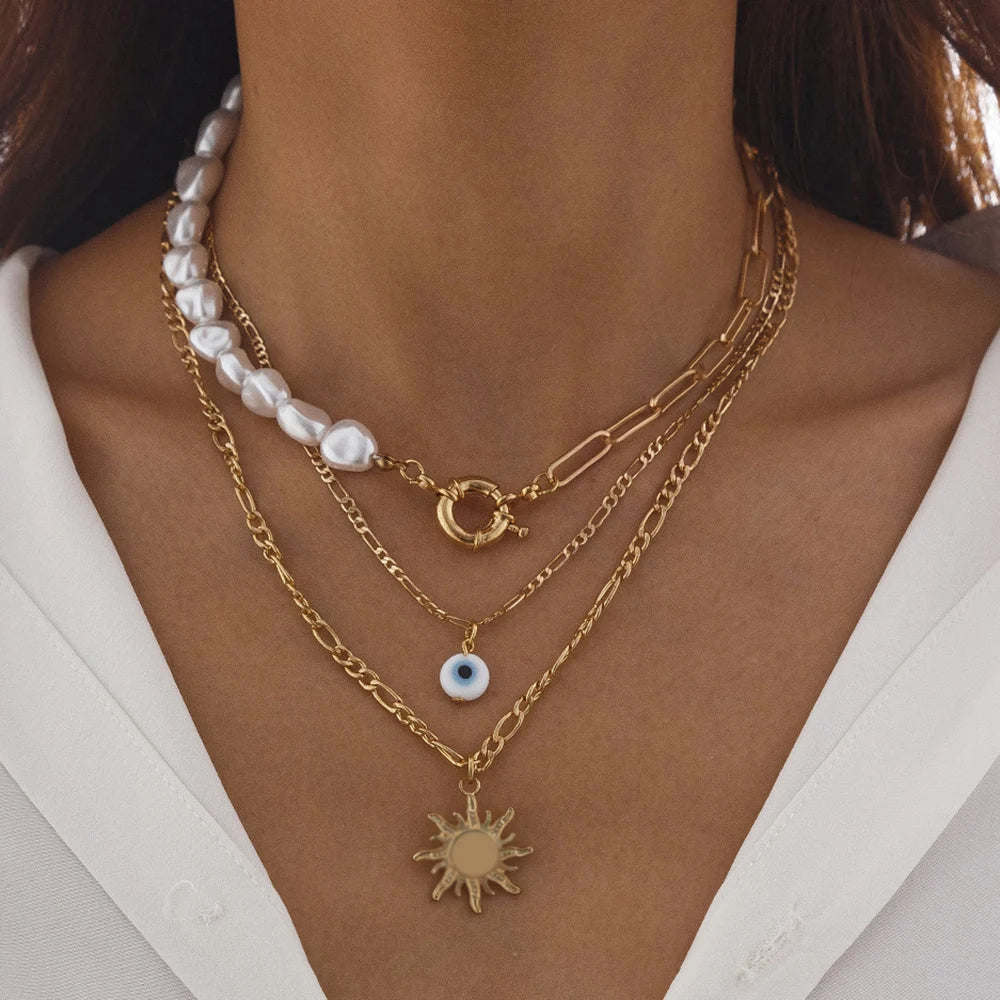 Collier élégant multicouches en perles irrégulières avec pendentif cœur – Collier ras du cou classique pour femme