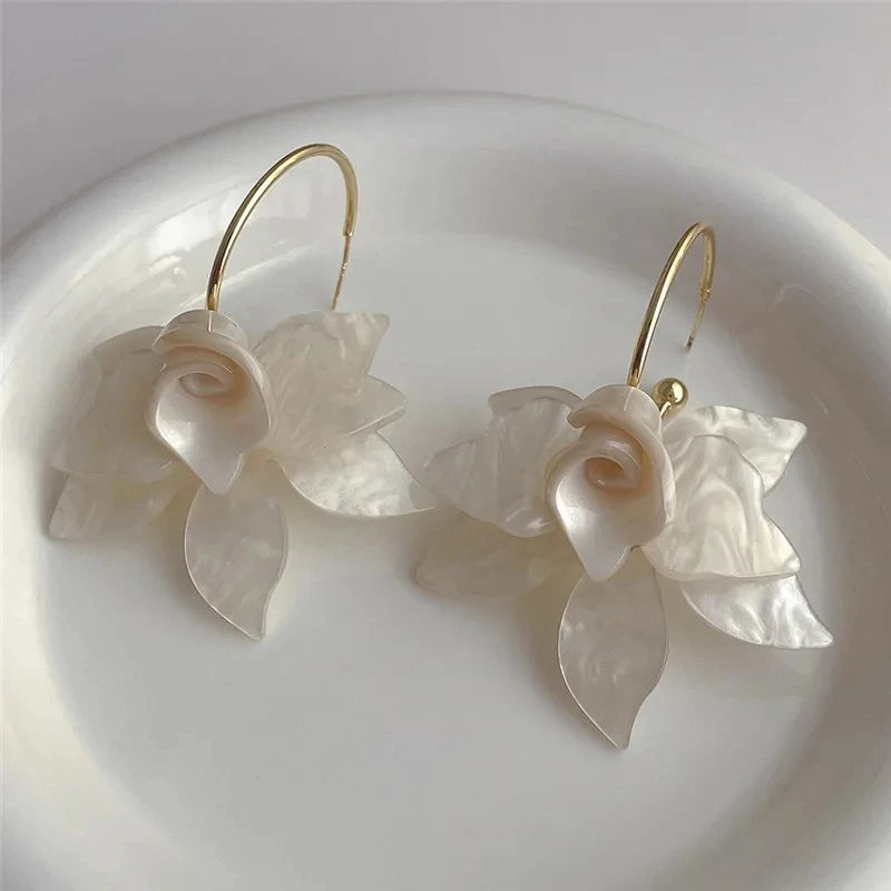 Boucles d'oreilles créoles tendance en résine blanche et marron – Motif gardénia