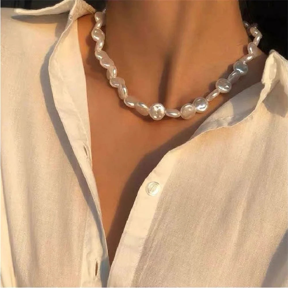Collier élégant multicouches en perles irrégulières avec pendentif cœur – Collier ras du cou classique pour femme