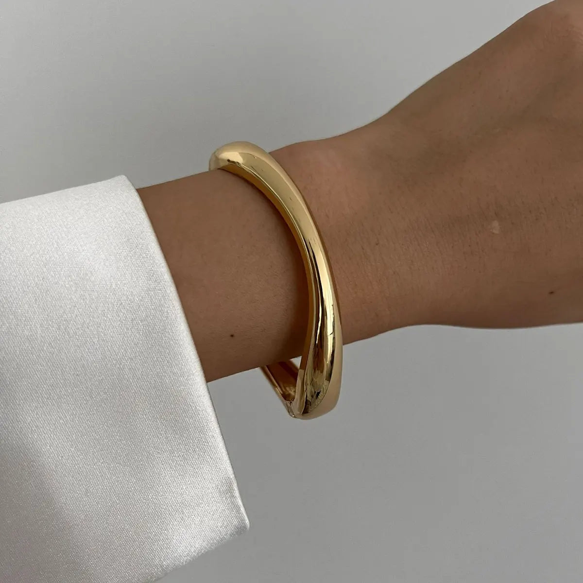 Bracelet jonc large Elariah Bold Irregular Gold – Bracelet géométrique brillant tendance (6 cm)