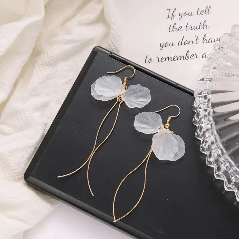 Boucles d'oreilles pendantes en forme de boule de pétales de perles – Boucles d'oreilles longues géométriques à fleurs pour femmes