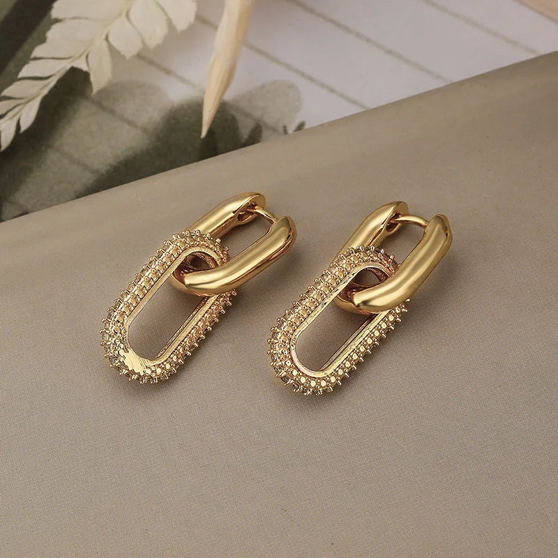 Pendientes de aro retro de doble bucle con diseño geométrico dorado y plateado.