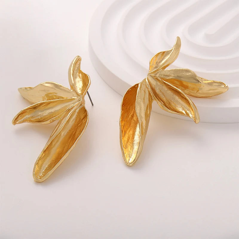 Pendientes grandes de metal texturizado con forma de flor: joyas llamativas para mujer