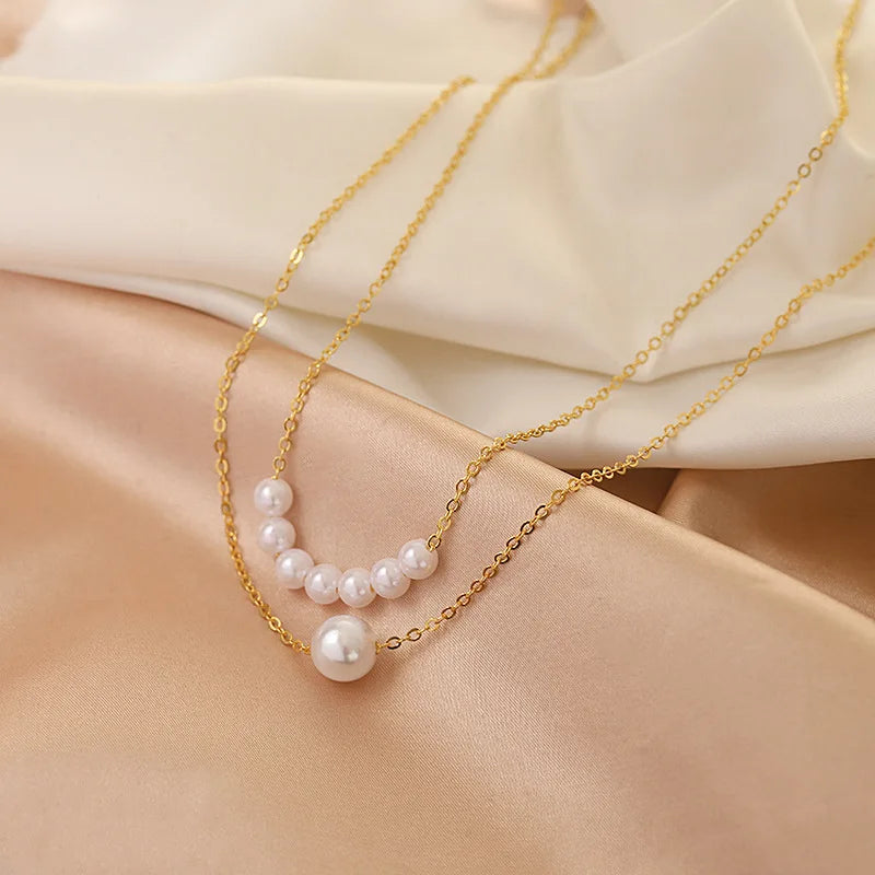 Collier élégant multicouches en perles irrégulières avec pendentif cœur – Collier ras du cou classique pour femme