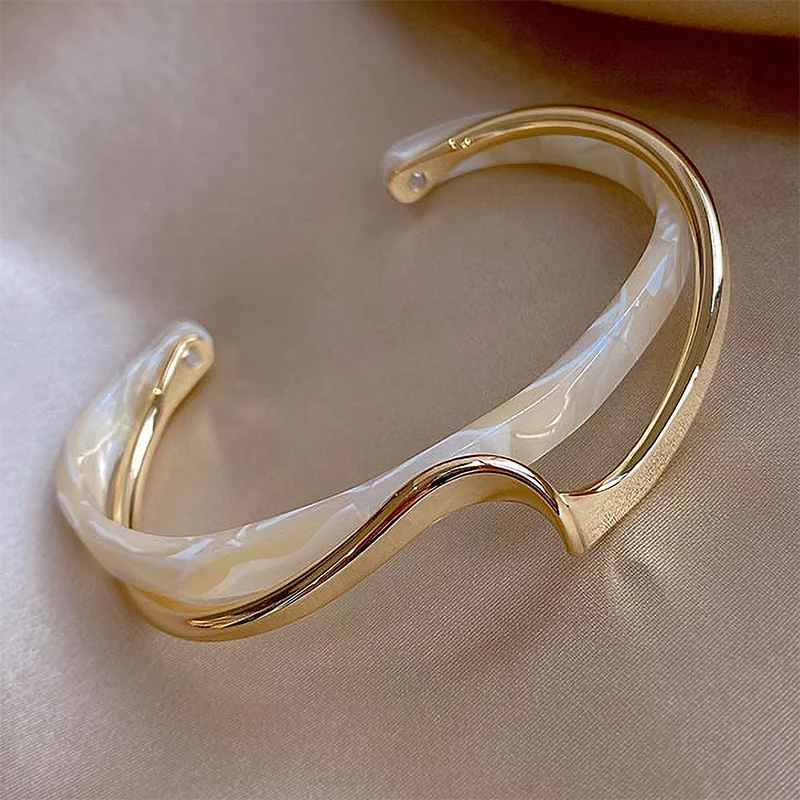 Bracelet jonc ouvert géométrique en acrylique blanc en forme de C pour femme – Bracelet manchette minimaliste en métal, bijou tendance moderne à offrir