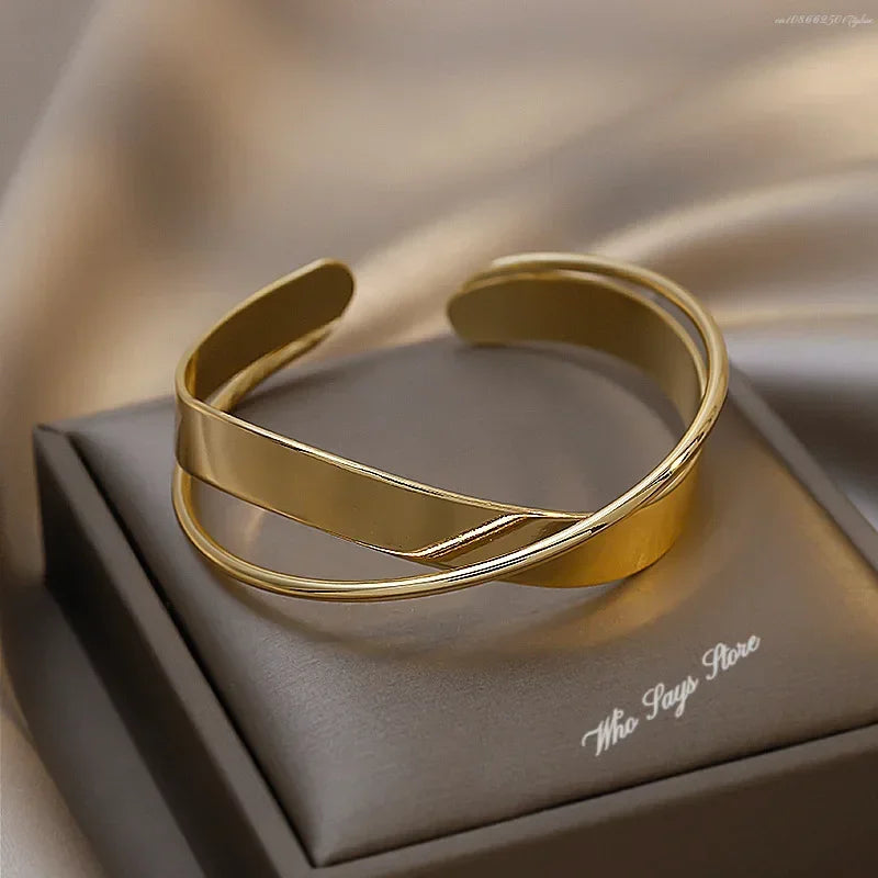 Pulsera Mobius de acero inoxidable chapada en oro: brazalete ajustable de lujo para mujer