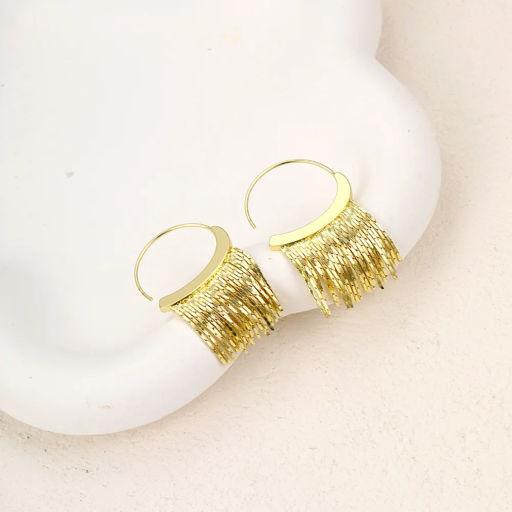 Pendientes llamativos con borlas doradas y brillantes: elegante diseño largo para mujer