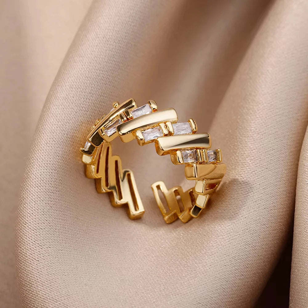 Bague ouverte géométrique ELARIAH plaquée or 18 carats et zircon – Alliance ajustable en acier inoxydable pour femmes, idéale pour les mariages et les fêtes.