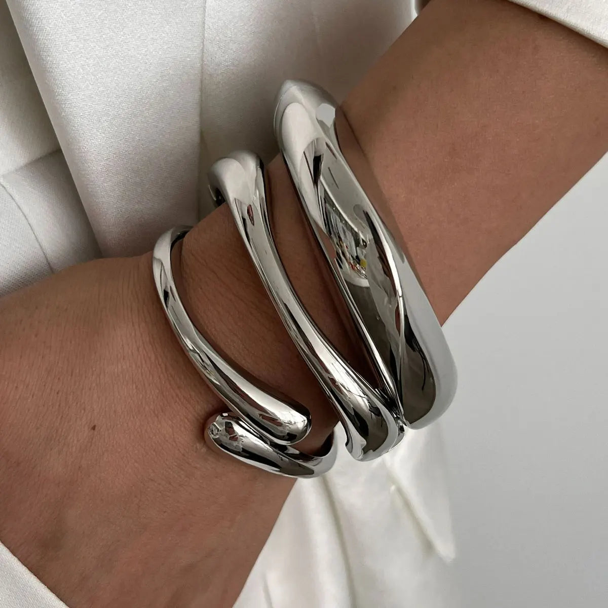 Brazalete ancho Elariah Bold Irregular de oro: pulsera geométrica brillante y llamativa (6 cm)