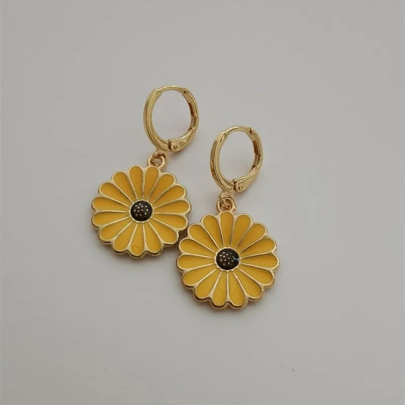 Boucles d'oreilles créoles dorées à motif marguerite et tournesol – Créoles délicates pour femme, bijoux de tous les jours et cadeaux