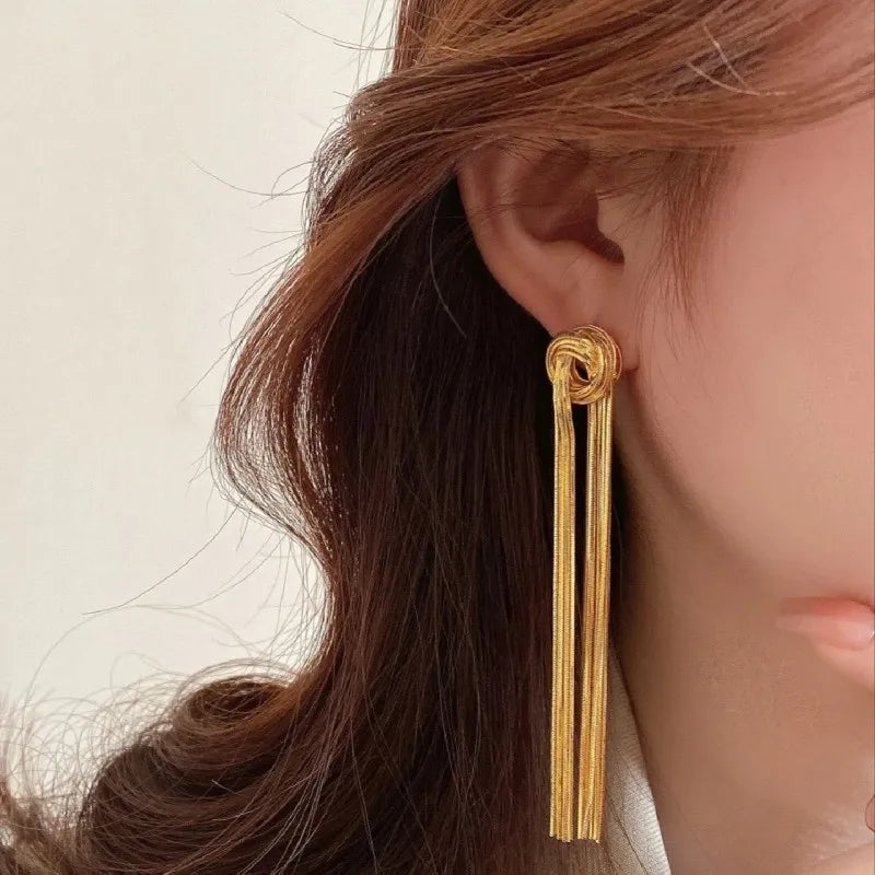 Pendientes largos de borlas de lujo exagerados: joyería llamativa con cadena geométrica dorada