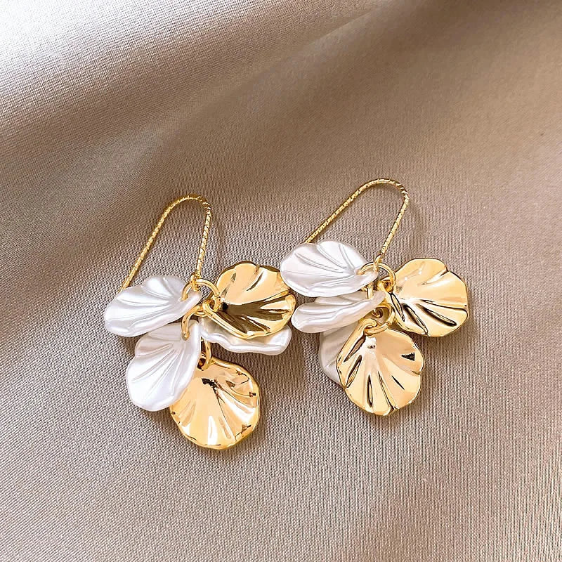 Boucles d'oreilles créoles tendance en résine blanche et marron – Motif gardénia