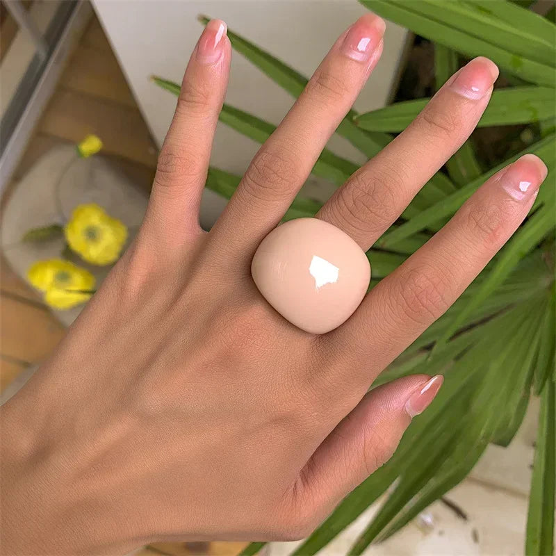 Bague géométrique en acrylique aux couleurs acidulées pour femme – Bague tendance en résine, bijou de soirée léger et élégant