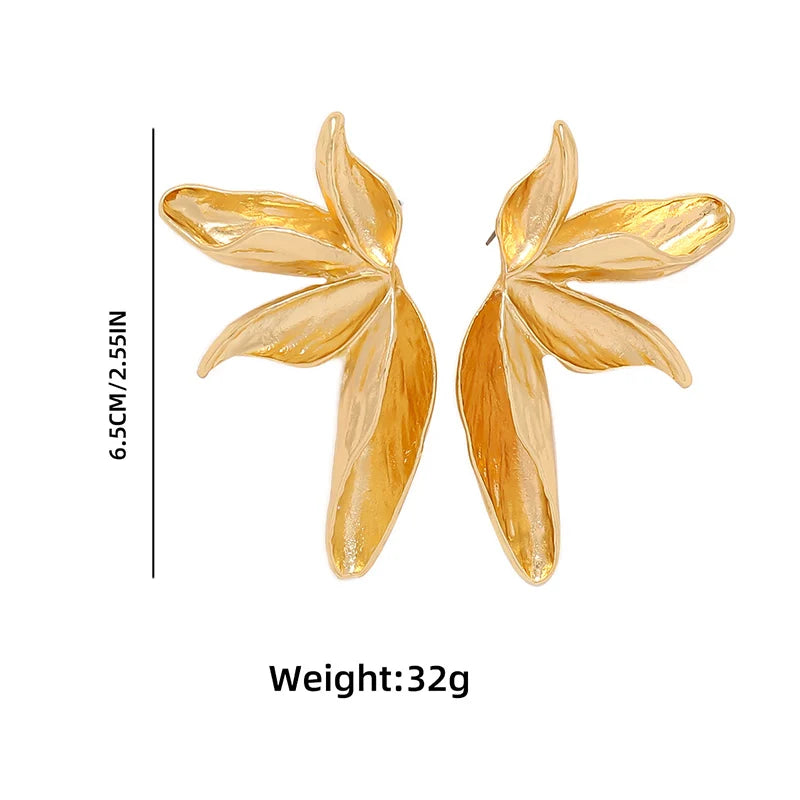 Pendientes grandes de metal texturizado con forma de flor: joyas llamativas para mujer