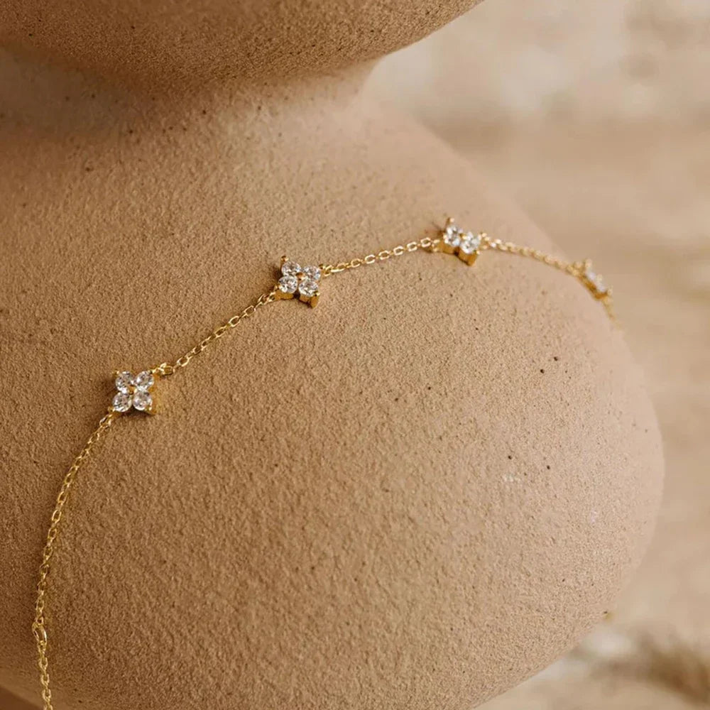Collier trèfle à quatre feuilles plaqué or 18 carats pour femme – Acier inoxydable avec détails en zircone | Cadeau bijou de luxe