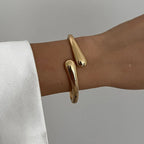 Brazalete ancho Elariah Bold Irregular de oro: pulsera geométrica brillante y llamativa (6 cm)