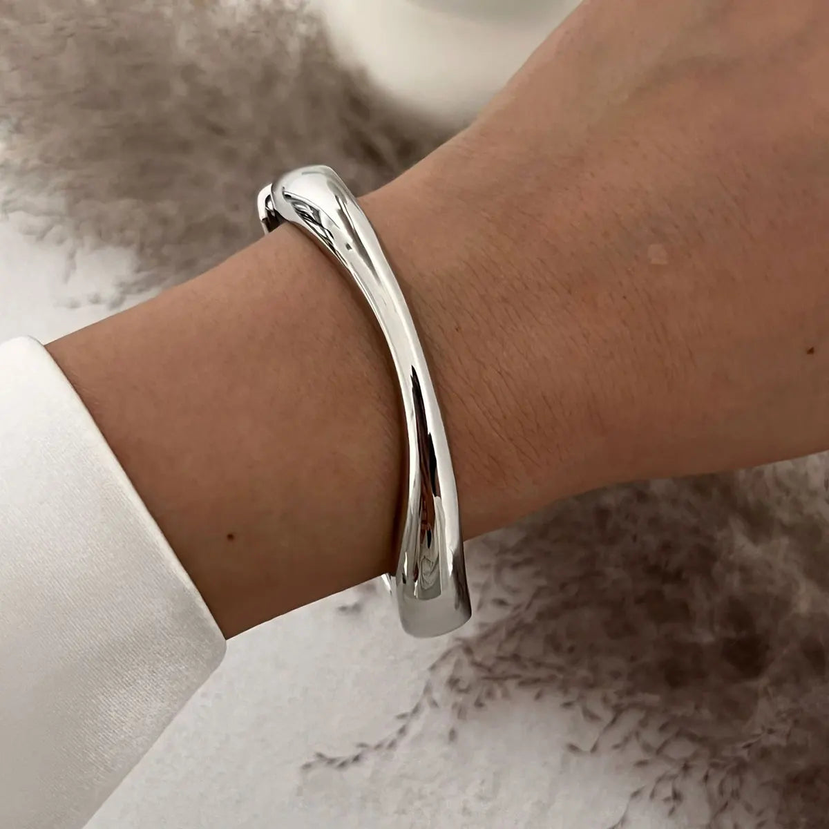 Brazalete ancho Elariah Bold Irregular de oro: pulsera geométrica brillante y llamativa (6 cm)