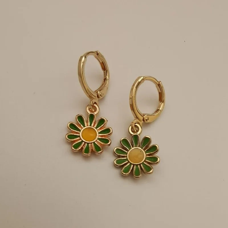 Boucles d'oreilles créoles dorées à motif marguerite et tournesol – Créoles délicates pour femme, bijoux de tous les jours et cadeaux