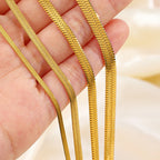 Gargantilla clásica de cadena plana de serpiente: diseño de espiga de acero inoxidable en oro y plata.