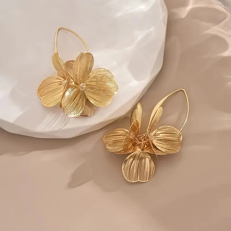 Pendientes de aro dorados de doble capa con flores huecas: diseño étnico vintage para mujer.