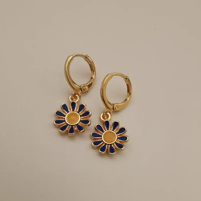 Boucles d'oreilles créoles dorées à motif marguerite et tournesol – Créoles délicates pour femme, bijoux de tous les jours et cadeaux