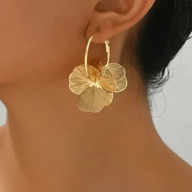 Boucles d'oreilles créoles dorées à double couche et fleurs creuses – Design ethnique vintage pour femme