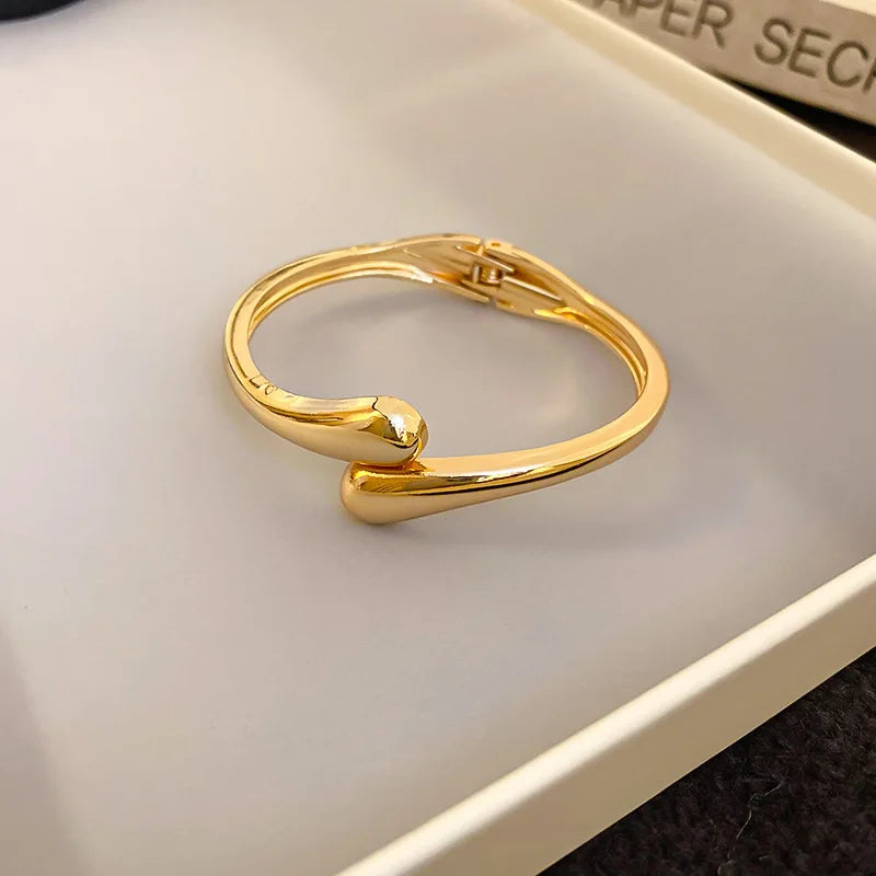 Bracelet manchette ouvert rond en zircon plaqué or pour femme – Bracelet jonc orné de strass, ajustable, bijou idéal pour les fêtes et les mariages