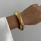 Brazalete ancho Elariah Bold Irregular de oro: pulsera geométrica brillante y llamativa (6 cm)