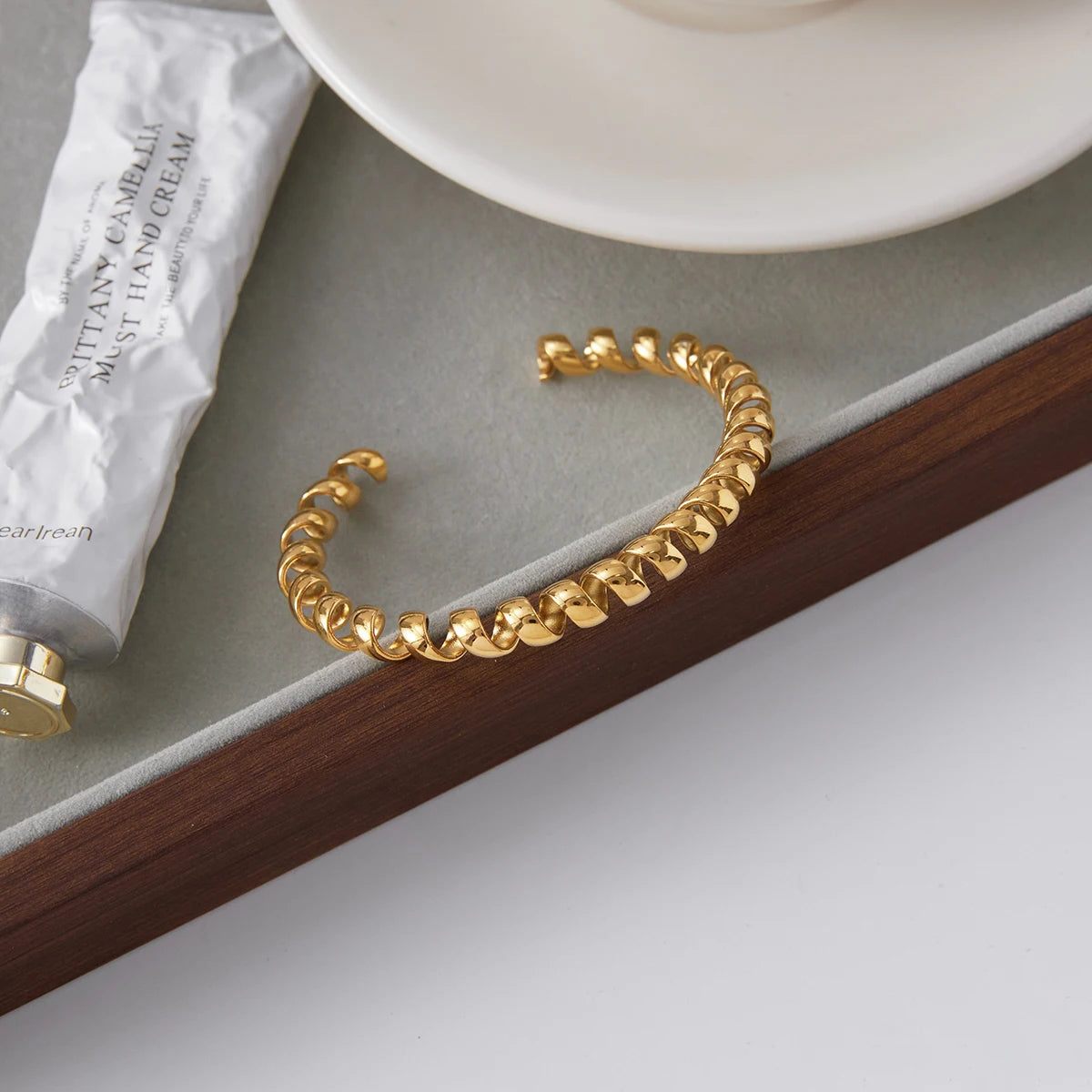 Brazalete minimalista de cadena de alambre – Brazalete abierto de acero inoxidable chapado en oro de 18 quilates para mujer