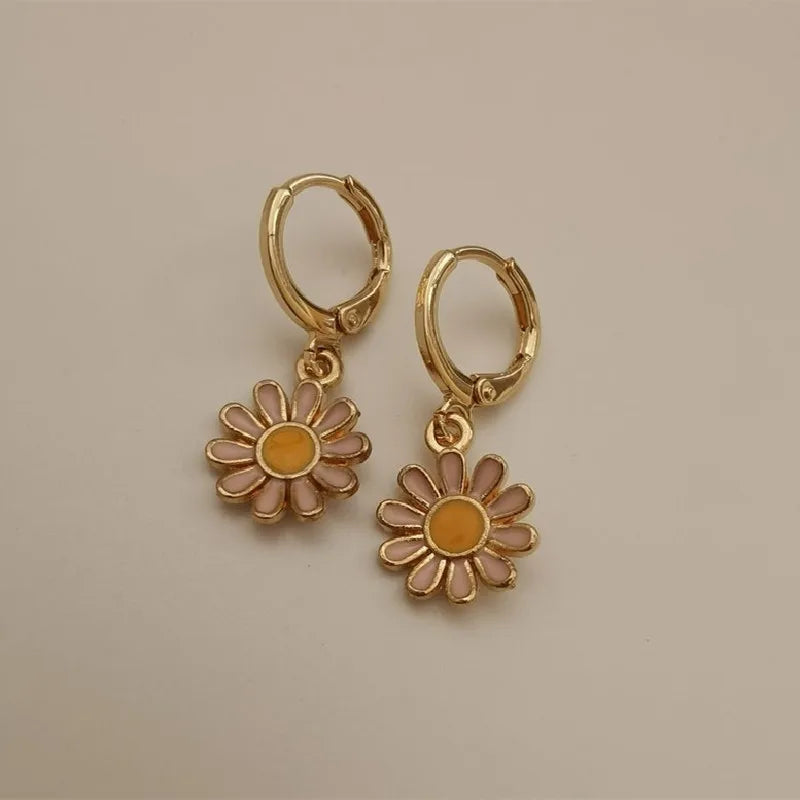 Boucles d'oreilles créoles dorées à motif marguerite et tournesol – Créoles délicates pour femme, bijoux de tous les jours et cadeaux