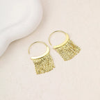 Pendientes llamativos con borlas doradas y brillantes: elegante diseño largo para mujer