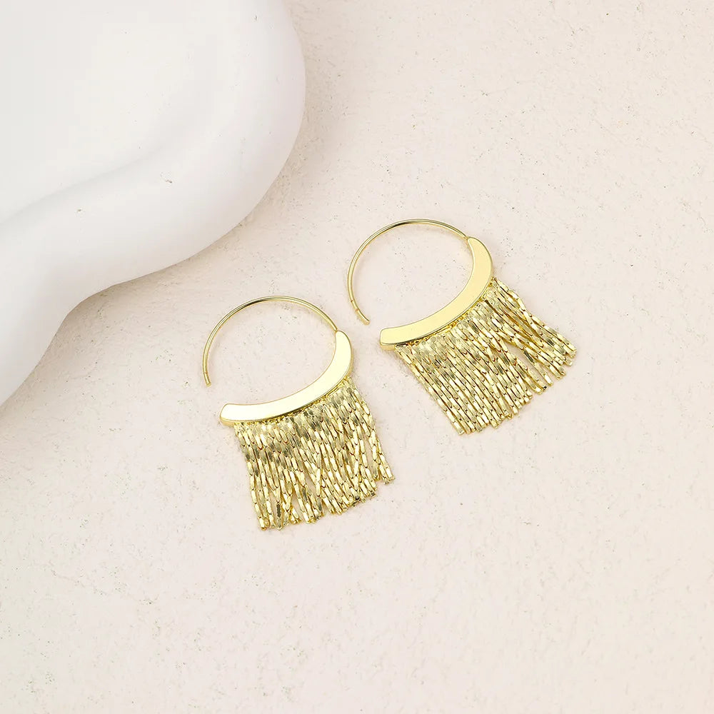 Pendientes llamativos con borlas doradas y brillantes: elegante diseño largo para mujer